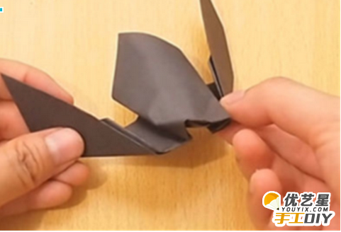 手工折纸出万圣节立体图形小蝙蝠 小巧可爱的立体万圣节蝙蝠DIY制作教程_www.youyix.com