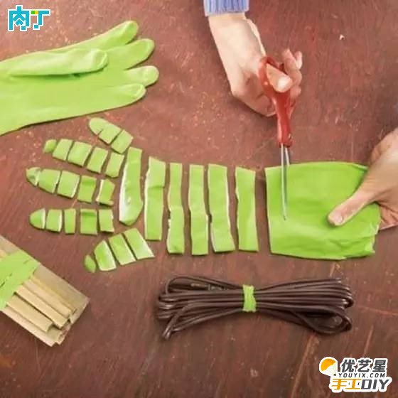 废弃物创意利用 废旧橡胶手套的创意diy回收利用 橡胶手套的创意改造制作教程_www.youyix.com