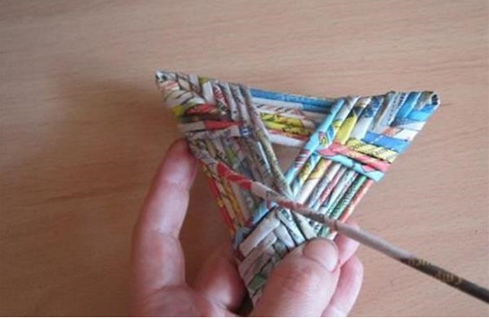 精巧好看的五角星折法 手工利用旧杂志变废为宝 简单制作出五角星的教程_www.youyix.com