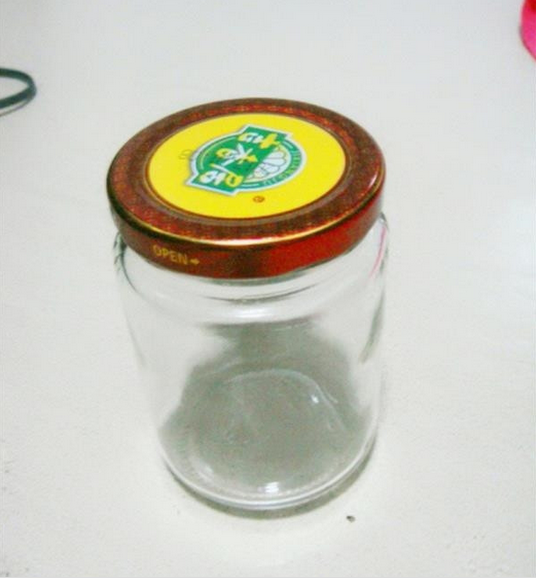 如何巧妙利用废弃的玻璃瓶手工制作出精美小礼物 玻璃瓶的废物利用的教程_www.youyix.com