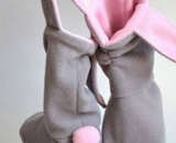 有两个可爱小兔子耳朵的婴儿粉色小靴子   一双可爱漂亮小靴子的手工制作教程