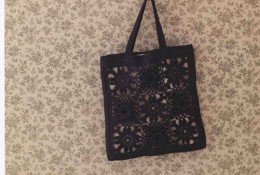 清新的蕾丝编织扁平的手提小包手工制作教程图解 包上镶嵌有向日葵和海石竹的花纹图案
