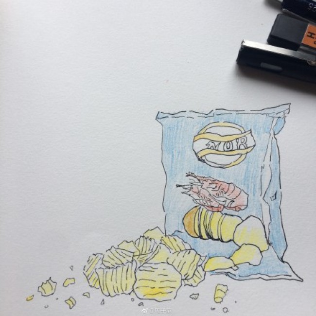 画呀？想知道的话就赶快来跟小编一起去看看到底是怎么画的吧。  首先，我们要先打稿把基本的轮廓给画出来，也就是把袋装的薯片轮廓形状和散落在外面的薯片的轮廓一起给刻画出来。之后我们再一一上色。我们在上色的可以先把薯片和包装好的薯片袋子相应的颜色先