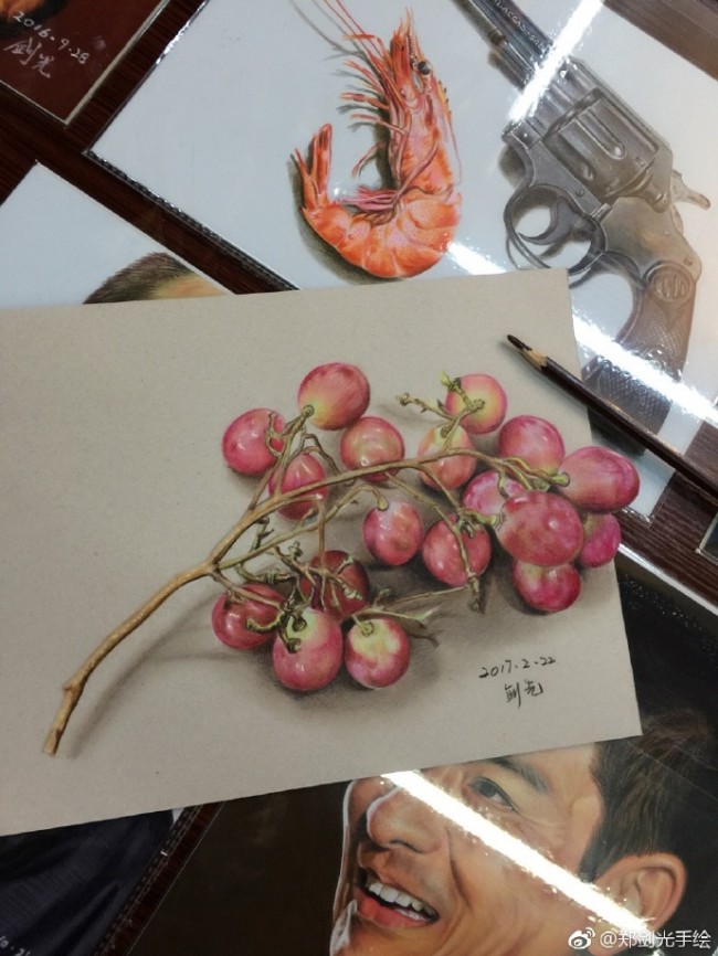立体逼真3d感很强的葡萄彩铅画图片 葡萄彩铅手绘教程画法步骤_www.