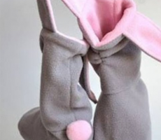 有两个可爱小兔子耳朵的婴儿粉色小靴子