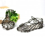 用铁丝编织出来的一双漂亮精美的鞋子  铁丝鞋子的手工制作步骤教程