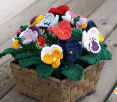 各种颜色花朵编织成的精美漂亮的花篮