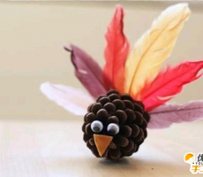 可爱小鸟玩具    利用松果和羽毛制作的可