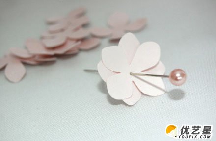 简单的纸花球制作方法 精美花球怎么制作 花瓣打孔器婚礼花球手工diy制作教程_www.youyix.com