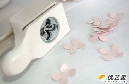简单的纸花球制作方法 精美花球怎么制作 花瓣打孔器婚礼花球手工diy制作教程_www.youyix.com