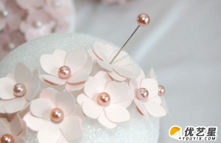 简单的纸花球制作方法 精美花球怎么制作 花瓣打孔器婚礼花球手工diy制作教程_www.youyix.com