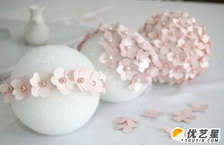 简单的纸花球制作方法 精美花球怎么制作 花瓣打孔器婚礼花球手工diy制作教程_www.youyix.com