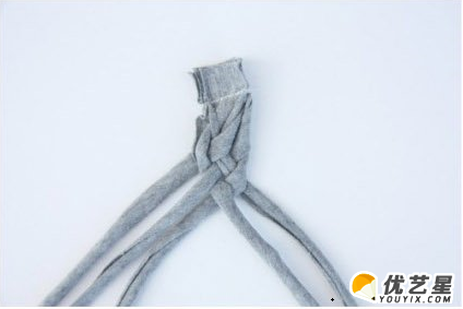 老旧的T恤能用来干嘛？旧T恤再利用制作出淑女风的布艺头带装饰品diy_www.youyix.com