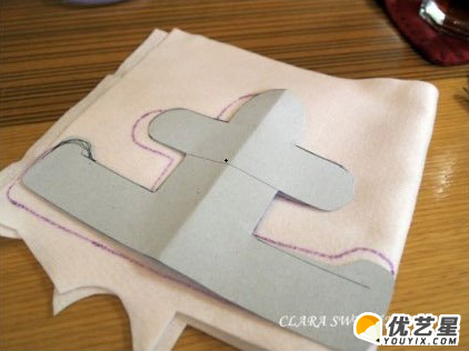 一个小巧可爱的兔子手工教程图解 可爱小兔子绒布玩偶手工diy_www.youyix.com