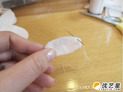 一个小巧可爱的兔子手工教程图解 可爱小兔子绒布玩偶手工diy_www.youyix.com