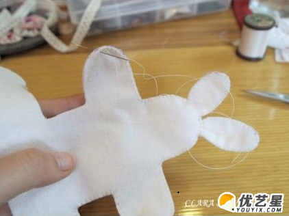 一个小巧可爱的兔子手工教程图解 可爱小兔子绒布玩偶手工diy_www.youyix.com