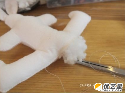 一个小巧可爱的兔子手工教程图解 可爱小兔子绒布玩偶手工diy_www.youyix.com