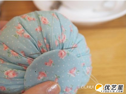 一个小巧可爱的兔子手工教程图解 可爱小兔子绒布玩偶手工diy_www.youyix.com