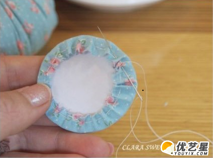 一个小巧可爱的兔子手工教程图解 可爱小兔子绒布玩偶手工diy_www.youyix.com