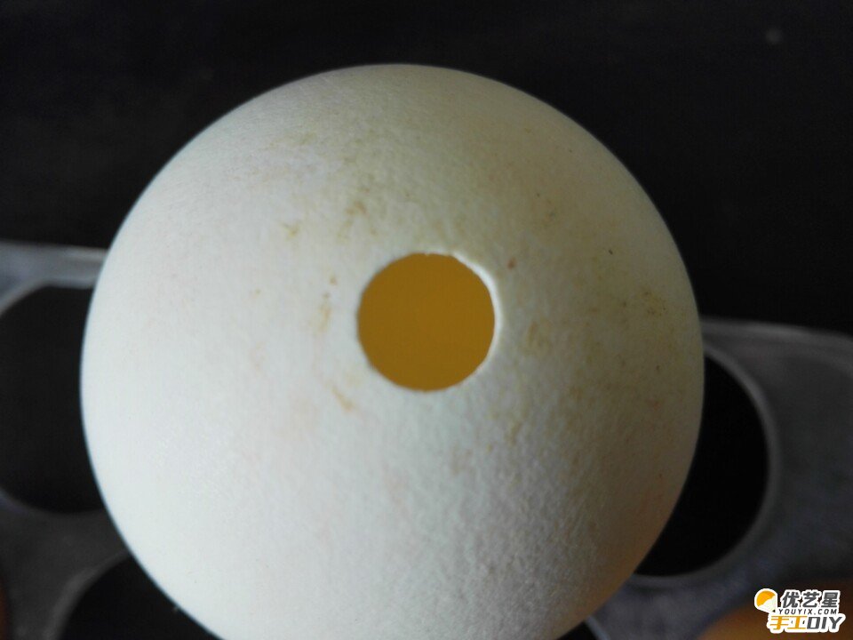 用鸡蛋壳来雕刻的精美手工制作品  在鸡蛋壳上雕刻的手工制作步骤教程 _www.youyix.com