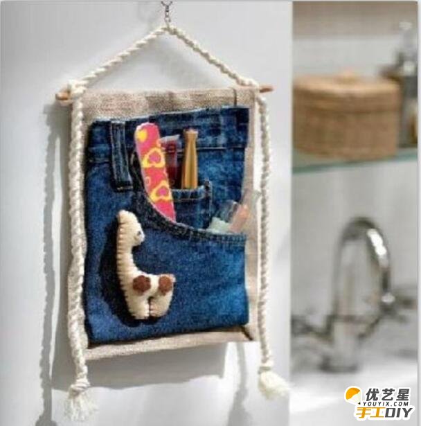 废旧牛仔裤改造成实用的挂饰收纳袋   创意个性改造的挂式收纳袋的手工制作教程_www.youyix.com