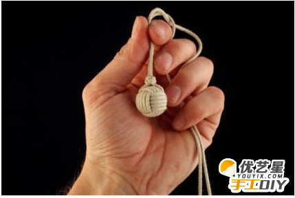 简约风格的编织小球 简单美观的绳编小球吊坠手工制作_www.youyix.com