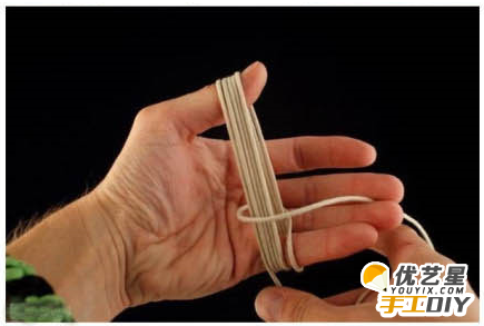 简约风格的编织小球 简单美观的绳编小球吊坠手工制作_www.youyix.com