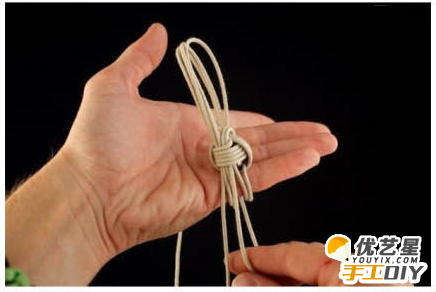 简约风格的编织小球 简单美观的绳编小球吊坠手工制作_www.youyix.com