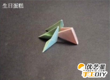 三角折出美丽的生日蛋糕    手工插折制作一个独特漂亮又有意义的蛋糕教程_www.youyix.com
