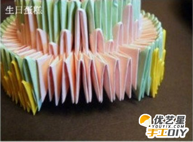 三角折出美丽的生日蛋糕    手工插折制作一个独特漂亮又有意义的蛋糕教程_www.youyix.com