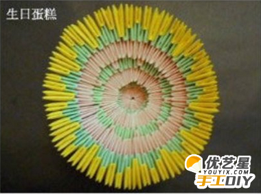 三角折出美丽的生日蛋糕    手工插折制作一个独特漂亮又有意义的蛋糕教程_www.youyix.com
