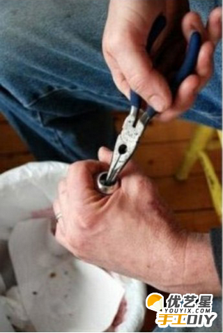 利用废旧的灯泡或试管玻璃器皿制作出精致漂亮的花瓶 手工制作小花瓶教程图解_www.youyix.com