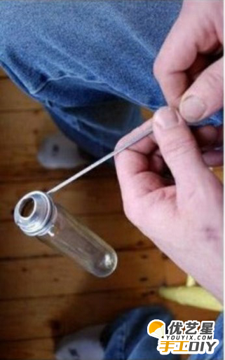 利用废旧的灯泡或试管玻璃器皿制作出精致漂亮的花瓶 手工制作小花瓶教程图解_www.youyix.com