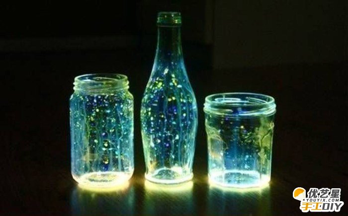 荧光棒打造唯美漂亮星空瓶手工制作过程图解 荧光棒制作唯美夜光瓶效果_www.youyix.com