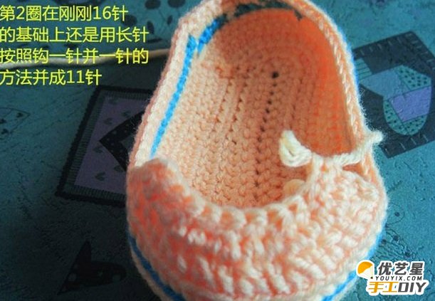 可爱温暖双色拼接婴儿毛线鞋  冬季保暖宝宝毛线钩织鞋  手工钩织包包毛线鞋教程图解_www.youyix.com