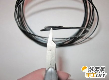 自制旧物改造琥珀项链 精美树脂饰品挂坠 手工旧物改造琥珀项链的教程图解_www.youyix.com
