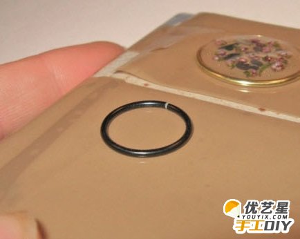 自制旧物改造琥珀项链 精美树脂饰品挂坠 手工旧物改造琥珀项链的教程图解_www.youyix.com