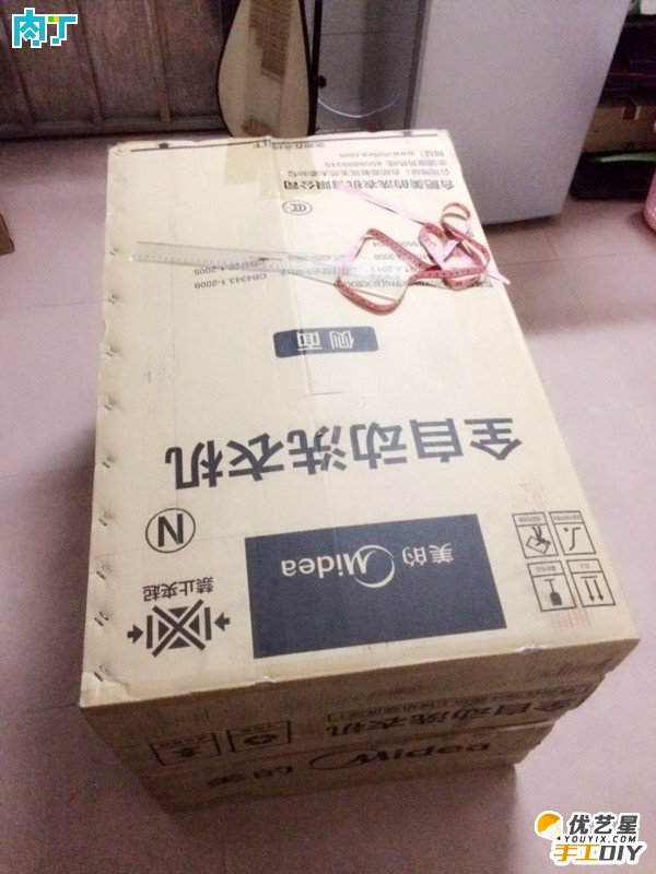 利用废旧洗衣机旧纸箱制作的简单实用的桌子 手工旧物创意diy改造制作教程_www.youyix.com