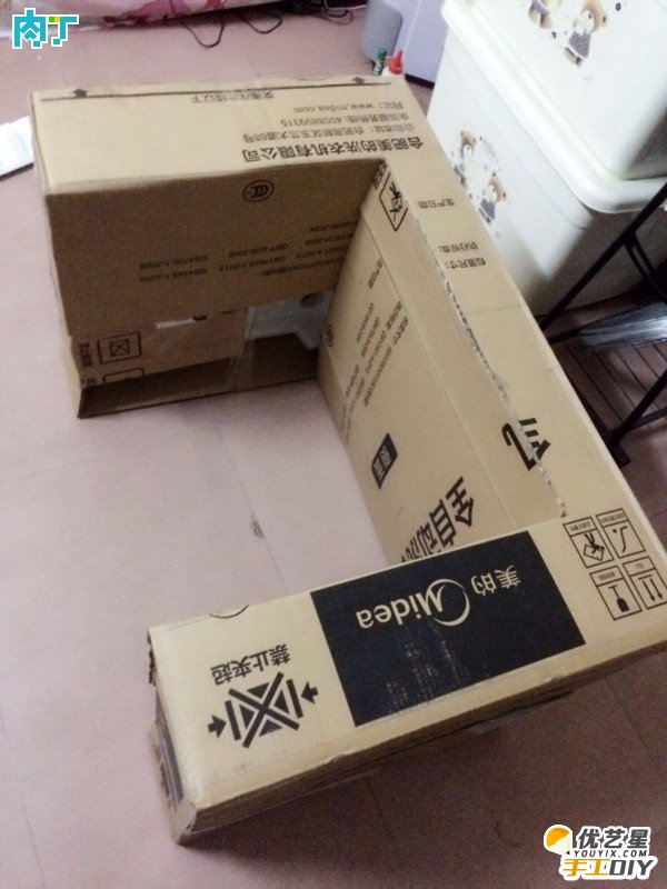 利用废旧洗衣机旧纸箱制作的简单实用的桌子 手工旧物创意diy改造制作教程_www.youyix.com