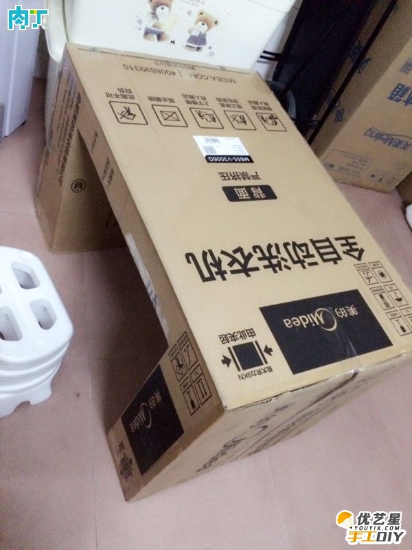利用废旧洗衣机旧纸箱制作的简单实用的桌子 手工旧物创意diy改造制作教程_www.youyix.com