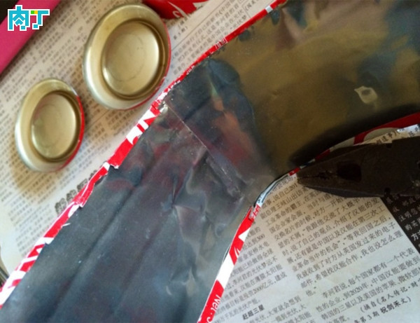 利用可乐罐创意改造制作成复古逼真立体照相机 手工废旧物易拉罐的创意改造利用_www.youyix.com