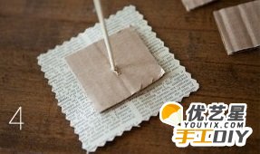 手工废纸制作圣诞树 创意逼真环保废纸制作圣诞树 手工旧物改造圣诞树教程图解_www.youyix.com
