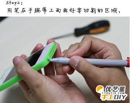 手工硅胶手腕带制作苹果手机保护圈  实用环保手机保护套 手腕带制作手机保护套教程图解_www.youyix.com