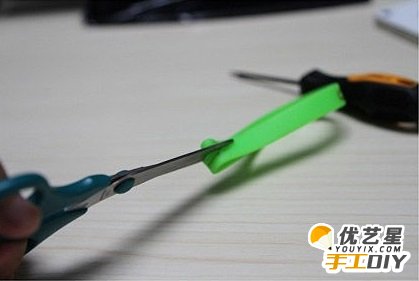 手工硅胶手腕带制作苹果手机保护圈  实用环保手机保护套 手腕带制作手机保护套教程图解_www.youyix.com