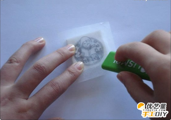手工制作出精美漂亮的小女孩图案的橡皮章藏书票 DIY创意的手工橡皮章教程_www.youyix.com