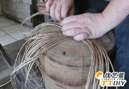 旧物利用手工制作铁丝和编织绳编织的储物篮子  好看创意装饰储物两用编织篮子教程_www.youyix.com