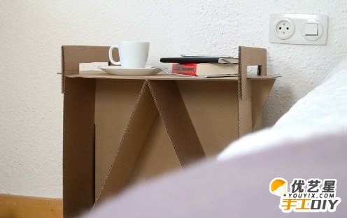 手工折纸家具用品桌子 环保实用旧物改造的放置东西的桌子 手工制作桌子教程图解_www.youyix.com