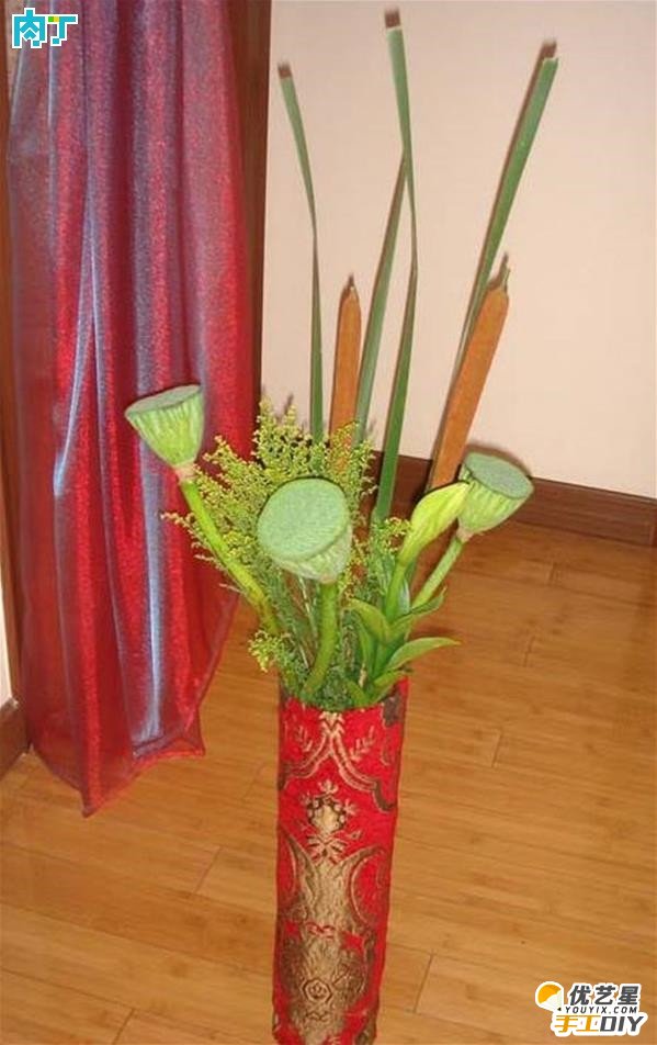 废旧可乐瓶的创意改造制作教程 可乐瓶手工制作成精美漂亮的布花瓶 布艺花瓶的手工制作教程_www.youyix.com