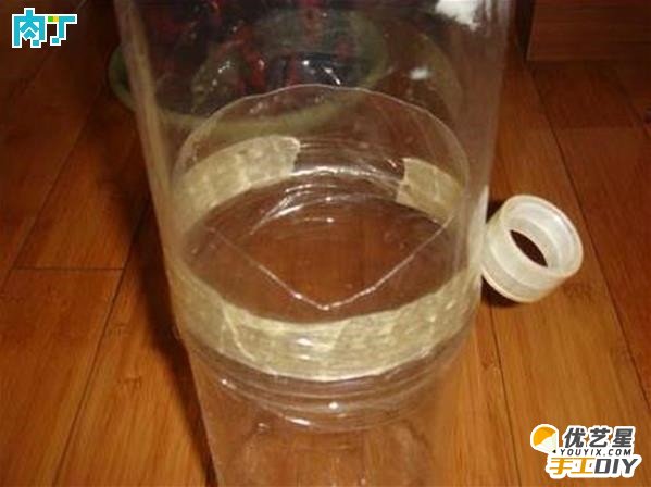 废旧可乐瓶的创意改造制作教程 可乐瓶手工制作成精美漂亮的布花瓶 布艺花瓶的手工制作教程_www.youyix.com