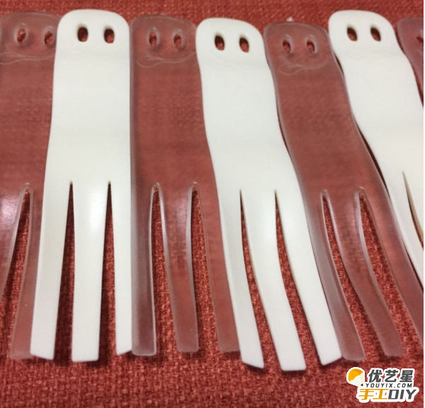 巧妙利用蛋糕叉子手工制作简约又清新的相片挂 蛋糕叉子废物利用DIY教程_www.youyix.com